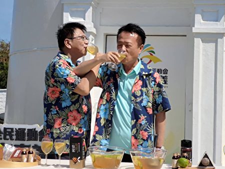  2022年全民運動會在嘉義舉行，屏東縣長潘孟安（左）與嘉義縣長翁章梁（右）共飲檸檬愛玉，預祝活動「嘉屏如潮」。