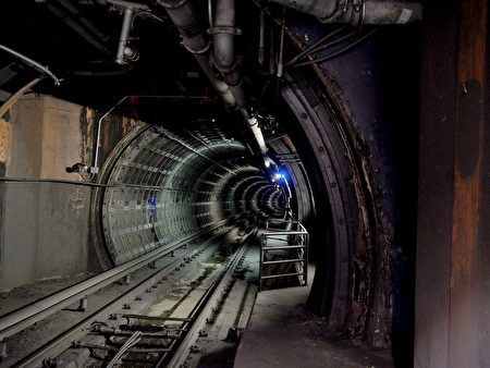 BART列車系統故障 乘客被困越灣隧道近兩小時