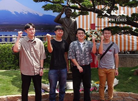 在台湾读大学的日本民众特别到红毛港保安堂参加安倍晋三纪念铜像揭幕活动。