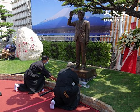 民众到安倍晋三纪念铜像献花致意。