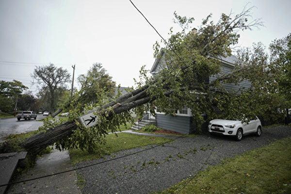 飓风菲奥娜登陆加拿大 冲走房屋并导致断电