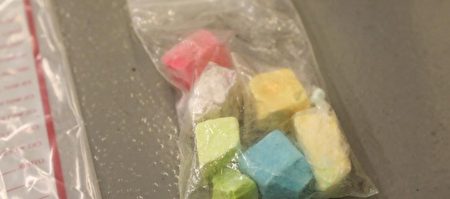 最近在美國市場上出現的彩虹芬太尼毒品。