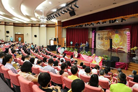 嘉义县政府27日上午于人力发展所举行庆祝教师节表扬大会，由县长翁章梁亲自主持，并颁奖表扬得奖的校长和老师。