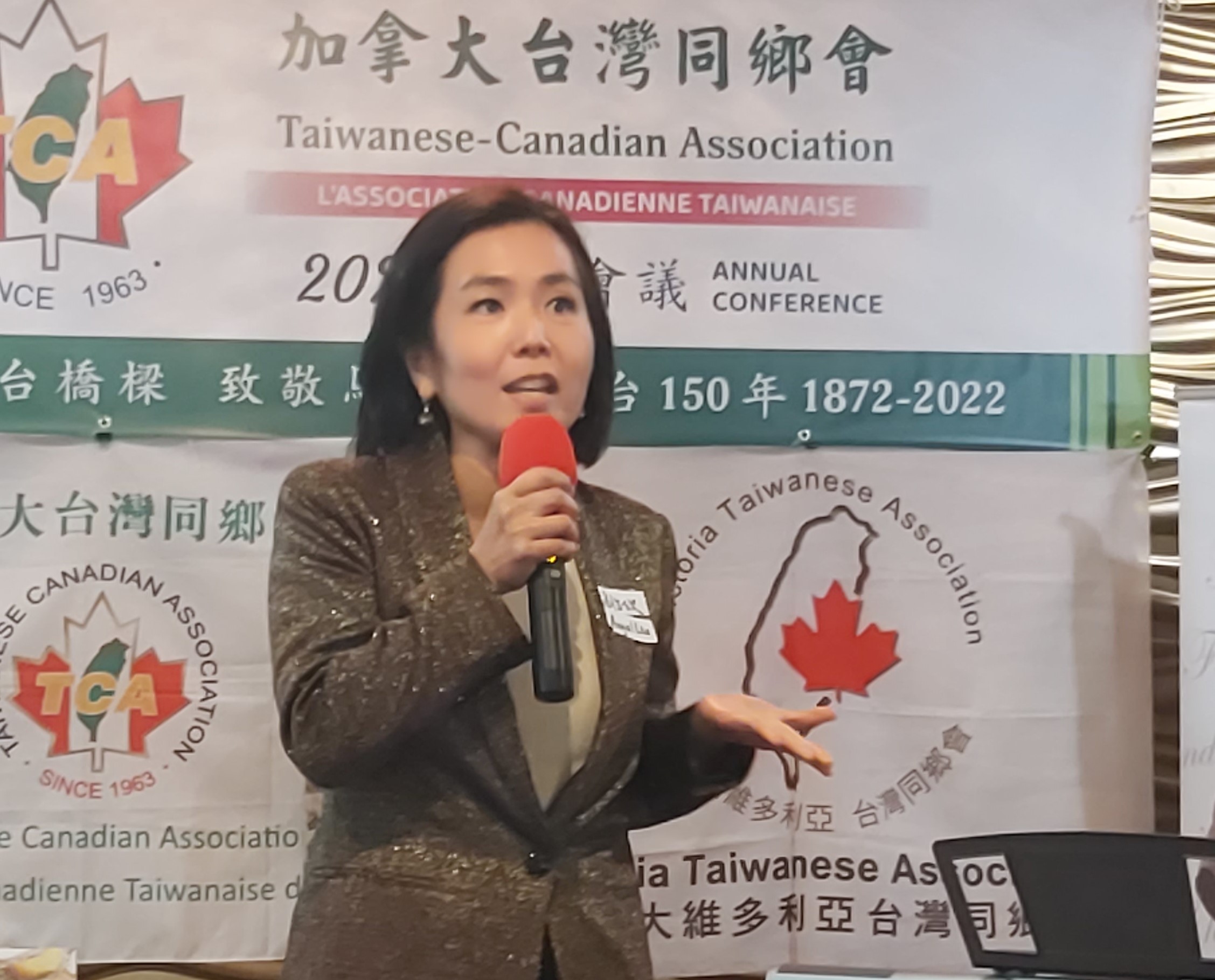 图：加拿大台湾同乡会于2022年9月17日举办年会，并给10人颁发了加拿大台湾社区贡献奖。图为驻温经文处刘立欣致辞。（加拿大台湾同乡会提供）