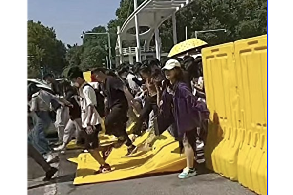 【一线采访】郑州大学生群起抗议封校 遭打压