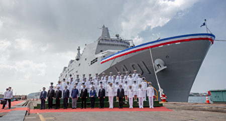 海軍萬噸級兩棲船塢運輸艦「玉山艦」，30日上午舉行交艦典禮。