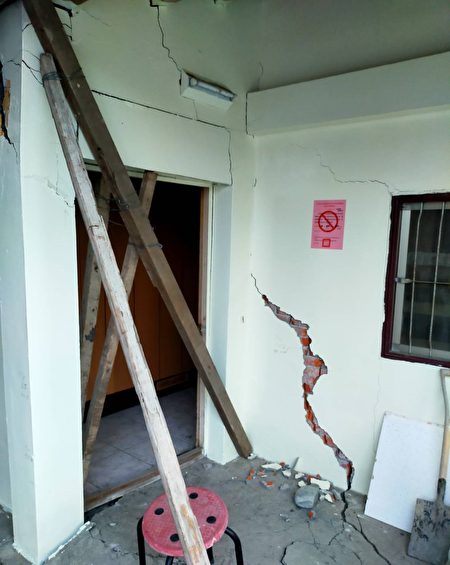 918强震，花莲富里有民众房屋严重损毁，住民强烈质疑，苏花改拓宽工程破坏房屋地质岩盘。