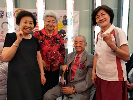 潮州镇90岁黄云立、83岁陈翠英夫妇结婚62年，当年的伴娘黄李敏（左1）和花童陈翠莲（右1）出席再度见证。