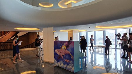 基隆表演藝術中心，全新啟用好樣貌，彩繪鋼琴置於４樓，搭配泡泡燈光的夢幻場景！
