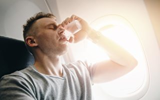 搭機時身體不適 喝這些飲料能緩解症狀