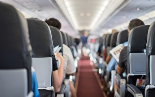 搭乘飛機時 將座椅斜倚有何禮儀？