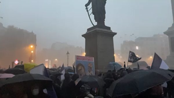 遊行隊伍抵達Trafalgar Square時，天氣忽然急轉直下，現場刮起狂風驟雨