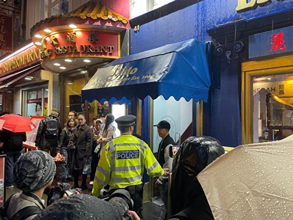 在倫敦唐人街，戴帽人士向遊行隊伍舉中指，在警方介入後即時有所收斂。