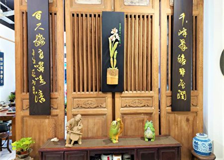 陈铭堂得以隐身“观竹堂”中，日夜刻苦凿出专属陈式竹雕艺术的“静与空”。