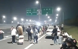 鄭州富士康數萬員工「抗疫大逃亡」 現警民衝突
