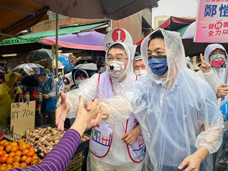 图为蒋万安（前右）1日冒雨陪同谢国梁（前右2）到基隆传统市场扫街。