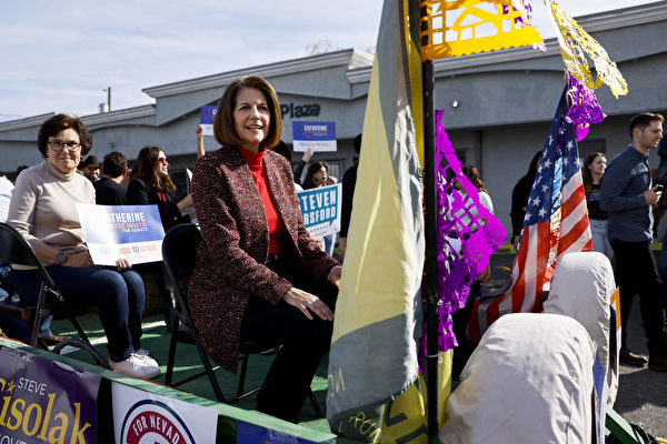 美國民主黨參議員凱瑟琳·科爾特斯·馬斯托（右，Catherine Cortez Masto）於 2022 年 11 月 5 日在內華達州北拉斯維加斯舉行的游行中坐在拖車上。 （Anna Moneymaker/Getty Images）