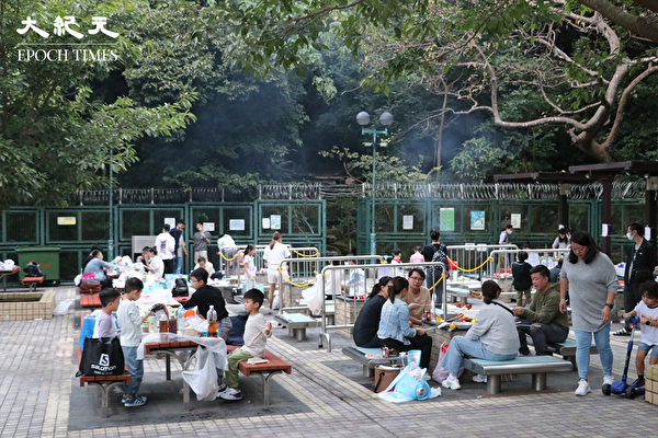 香港公众烧烤炉解封首个周末 不少市民烧烤畅聚