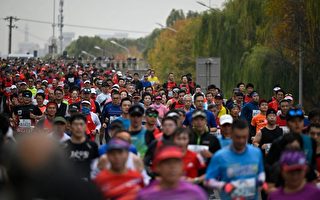 疫情下北京举办万人马拉松 引民间批评