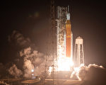 NASA登月火箭成功升空 重启探月计划