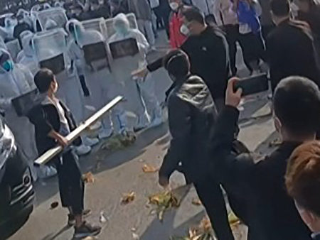 富士康鄭州廠員工與中共警方爆發衝突。