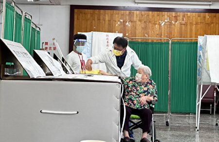 屏東縣長潘孟安偕同老母親前往投票。