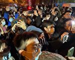 北京市民聚集亮马河畔示威 在桥下高举白纸