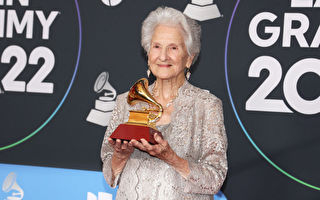 95岁奶奶获拉丁格莱美奖 实现儿时音乐梦想