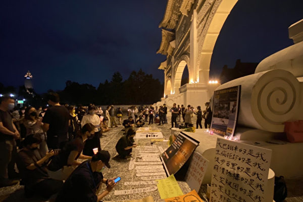声援中国抗议 民众台北自由广场悼念新疆逝者