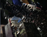 【一线采访】重庆爆抗议 核酸亭被掀翻