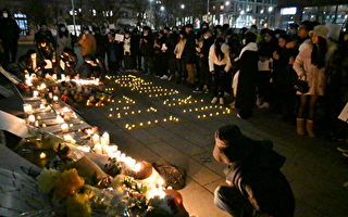 抗議中共封控 溫哥華千人集會悼新疆逝者
