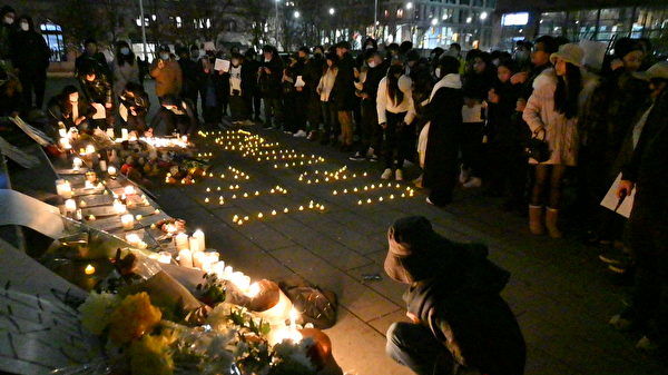 圖：2022年11月27日晚，溫哥華市中心藝術館前聚集了近千華人，悼念最近在新疆烏魯木齊大火中的死難者，同時聲援中國國內的抗議封控活動。（邱晨/大紀元）