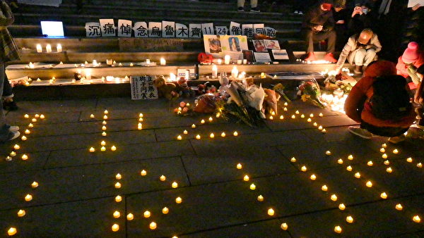 图：2022年11月27日晚，温哥华市中心艺术馆前聚集了近千华人，悼念最近在新疆乌鲁木齐大火中的死难者，同时声援中国国内的抗议封控活动。（邱晨/大纪元）