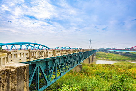 整修完工的舊嘉南大圳曾文溪渡槽橋。