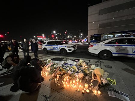 2022年11月29日中國留學生在紐約中領館前悼念新疆火災死難者。