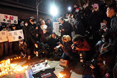 2022年11月29日，纽约中国留学生在中领馆对街追悼乌市火灾逝者，并抗议清零政策，吸引众多媒体到场报导。