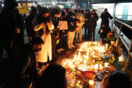 2022年11月29日，纽约中国留学生在中领馆对街追悼乌市火灾逝者。