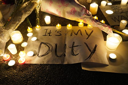 2022年11月29日，纽约中国留学生于中领馆对街举办的乌市火灾逝者悼念集会中，写有“这是我的责任”的海报。