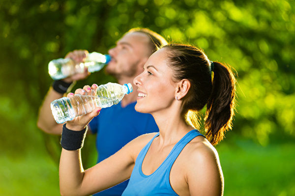 研究：每天喝八杯水对大部分人而言是过量的