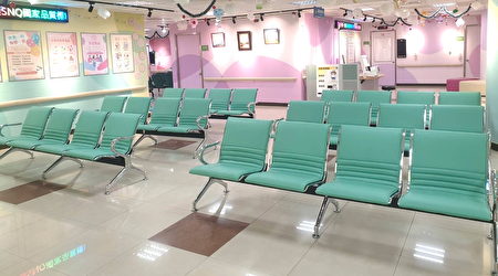 候診區設置有沙發專區，看診民眾可以依照自己需求及喜愛選擇座椅增加候診時的舒適感。