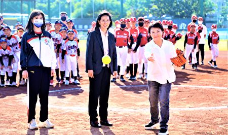 台中市长卢秀燕7日出席开球仪式，为中华队球员加油打气。