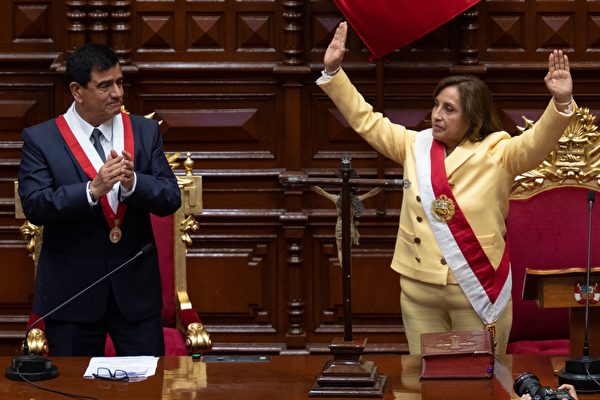 秘鲁女总统宣誓就职 前总统欲解散国会遭逮捕