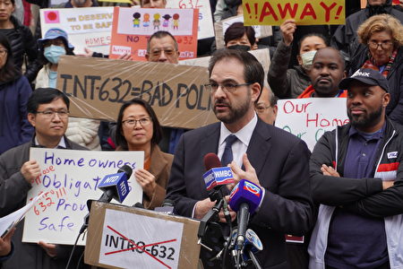 2022年12月7日，紐約市民主黨市議員葉格（Kalman Yeger）在市政廳前參加反對住房公平機會法的集會。