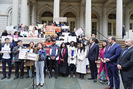 2022年12月7日，紐約市兩黨市議員與多個民間團體在市政廳前集會，反對住房公平機會法。
