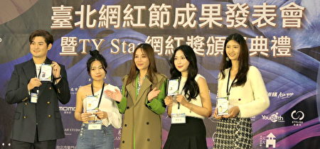 醒吾科大韓國交換生尹志水開心的上台領取TY Star網紅獎星星組人氣獎。