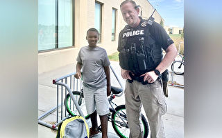 警察引導問題男孩端正品行 贈單車鼓勵