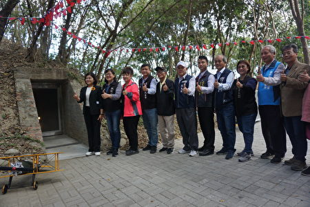 县长张丽善(左一)、县议员黄美瑶(左二)和与会贵宾在大型碉堡式防空洞前合影。