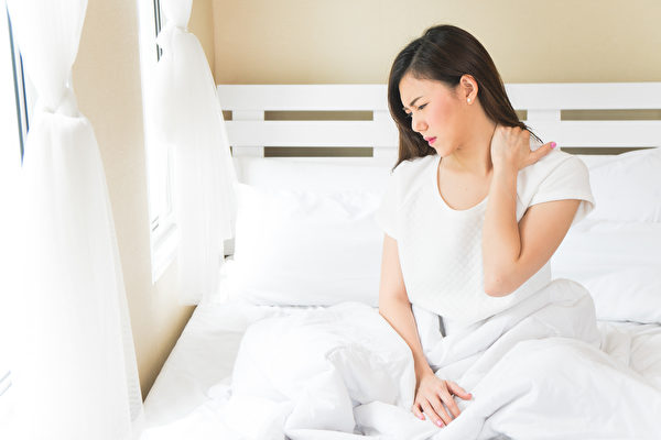 颈椎椎间盘突出可能造成颈部酸痛、手麻。(Shutterstock)