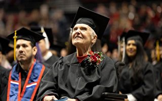 71年前就读大一 美90岁老妇终于大学毕业