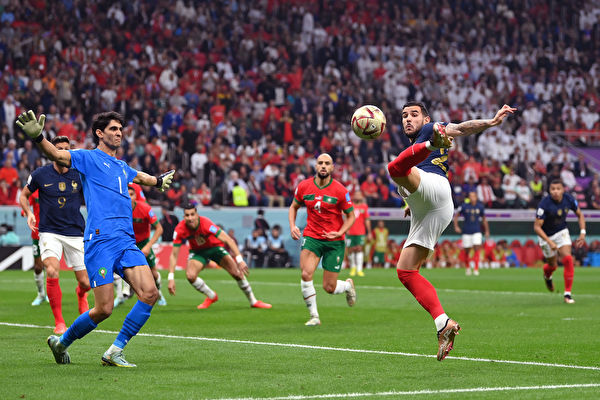 世界杯：卫冕冠军法国2:0完胜摩洛哥进决赛